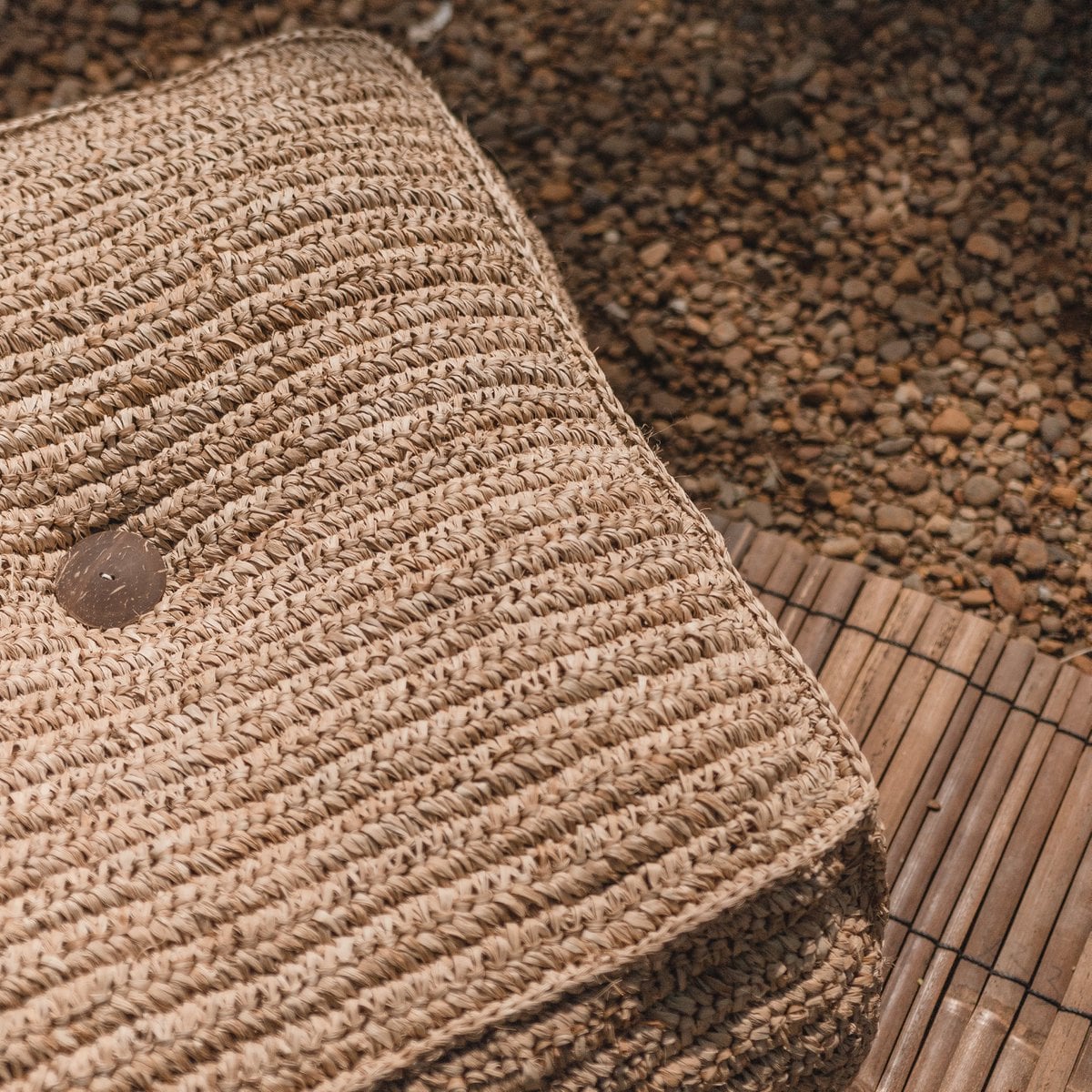 Padar Zitpoef – Handgeknoopt Raffia met Katoen- en Kokosvulling